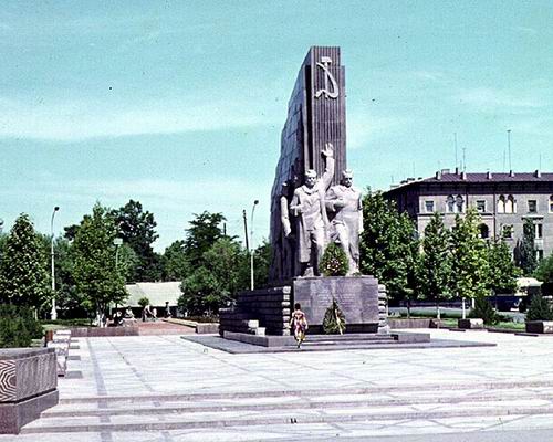 Памятник на привокзальной площади, 1970 г.