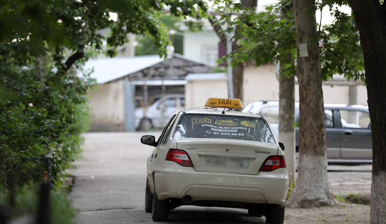 Таксисты Узбекистана могут останавливаться под запрещающим знаком и ехать по специальной полосе