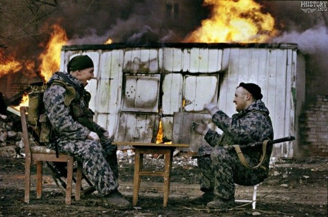 Janglar orasidagi tanaffus vaqtida dam olayotgan rus askarlari. Grozniy, Chechen Respublikasi. 2000-yil<br>