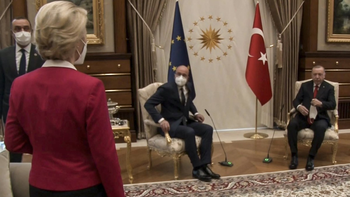 Руководительнице Еврокомиссии не хватило стула на встрече с президентом Турции и главой Евросовета<br>