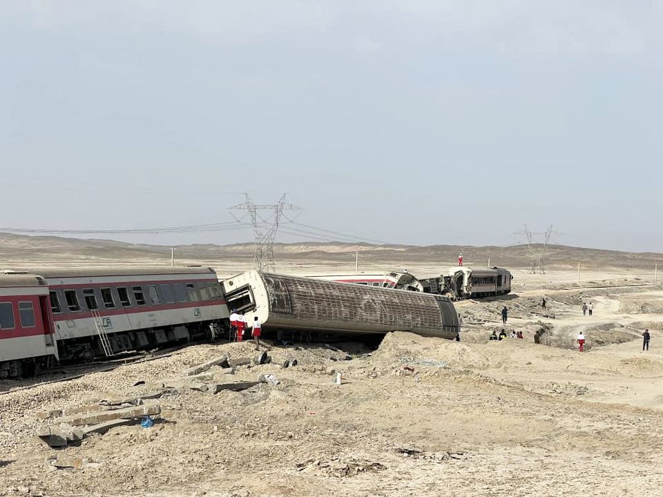 В Иране пассажирский поезд сошел с рельсов — видео