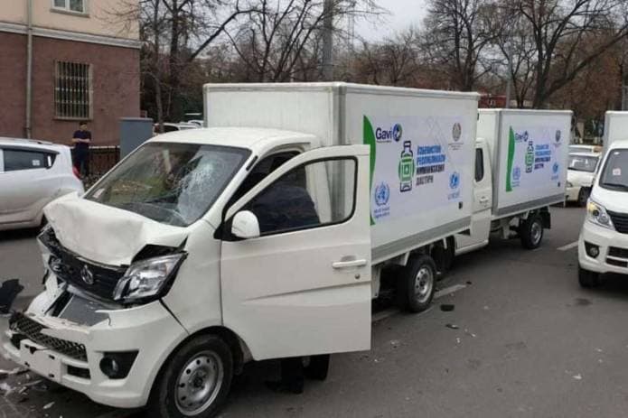 В Ташкенте столкнулись шесть автомобилей для перевозки вакцин