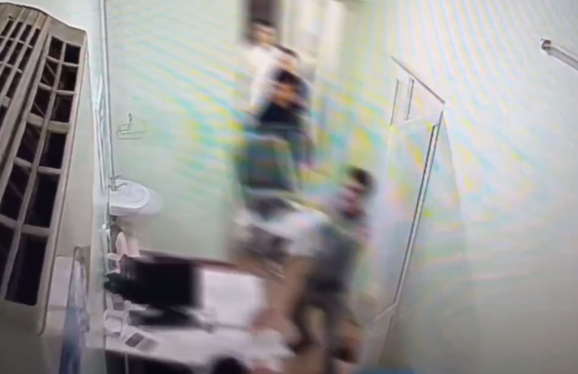 В Ташкенте разъяренный пациент швырнул стул в женщину-врача