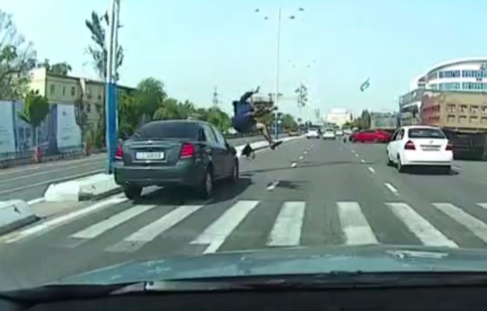 В Ташкенте водитель сбил женщину на нерегулируемом переходе (видео)