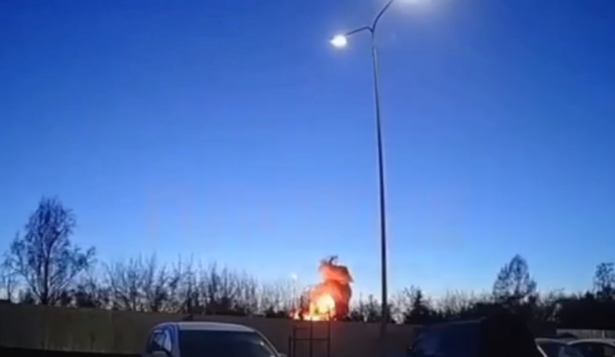 Ещё один истребитель упал на жилой дом в России — видео