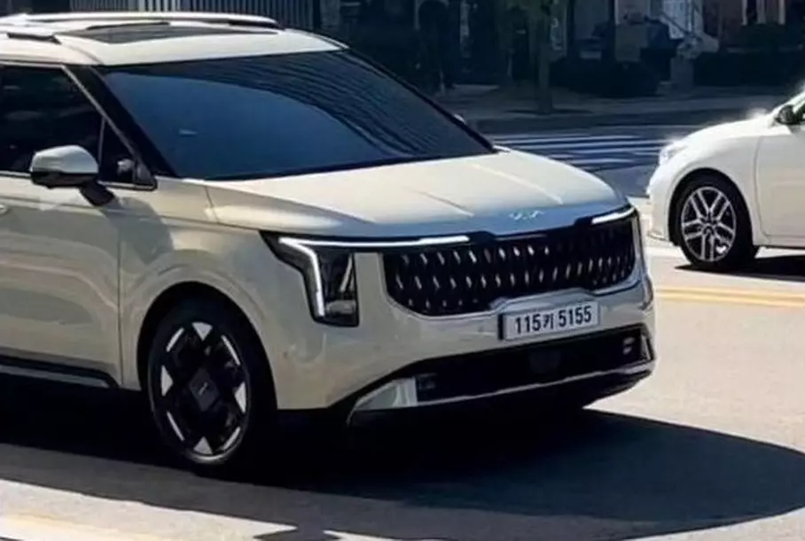 В сети появились первые живые фото обновленного Kia Carnival