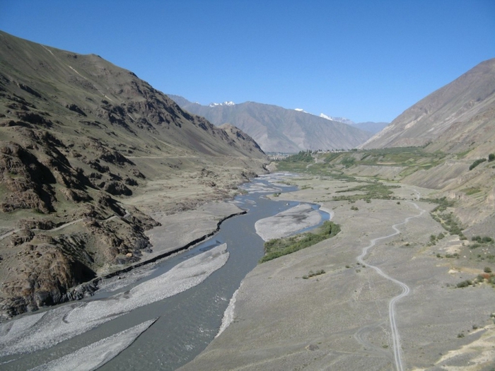 Река Зеравшан осушается. Объем воды в реке значительно снизился по сравнению с прошлым годом