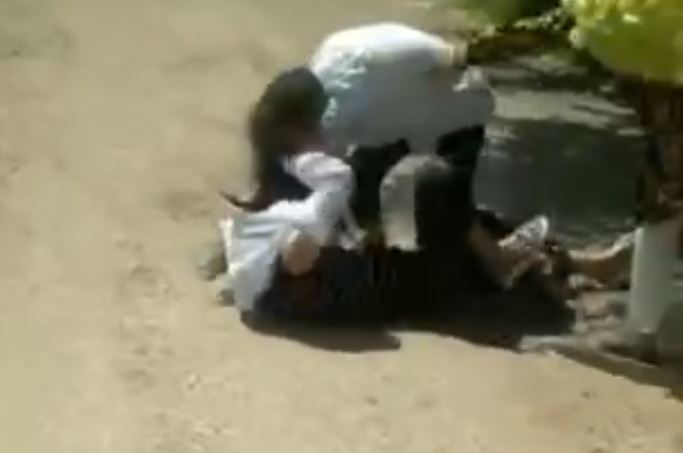 Под Ташкентом сцепились две школьницы — видео