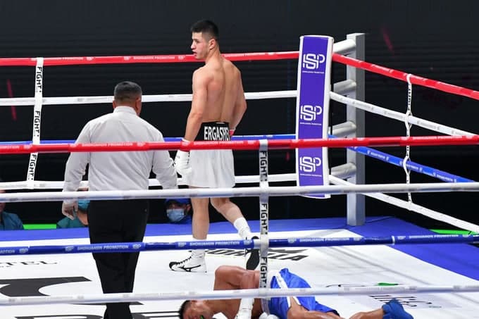 Противника узбекского боксера Шохжахона Эргашева вынесли с ринга на носилках - видео