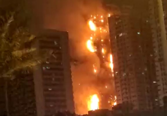 На севере ОАЭ загорелся 36-этажный небоскреб (видео)