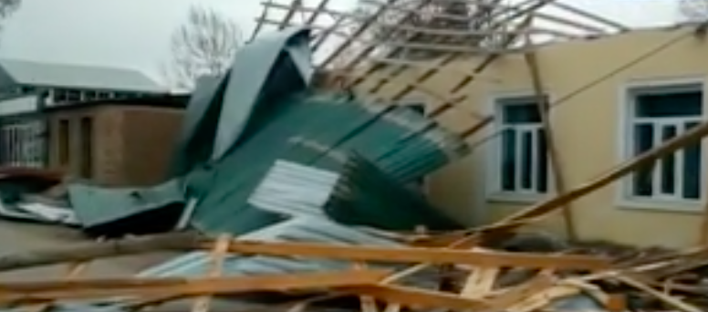 В Наманганской области крыши домов не выдержали ветра и слетели