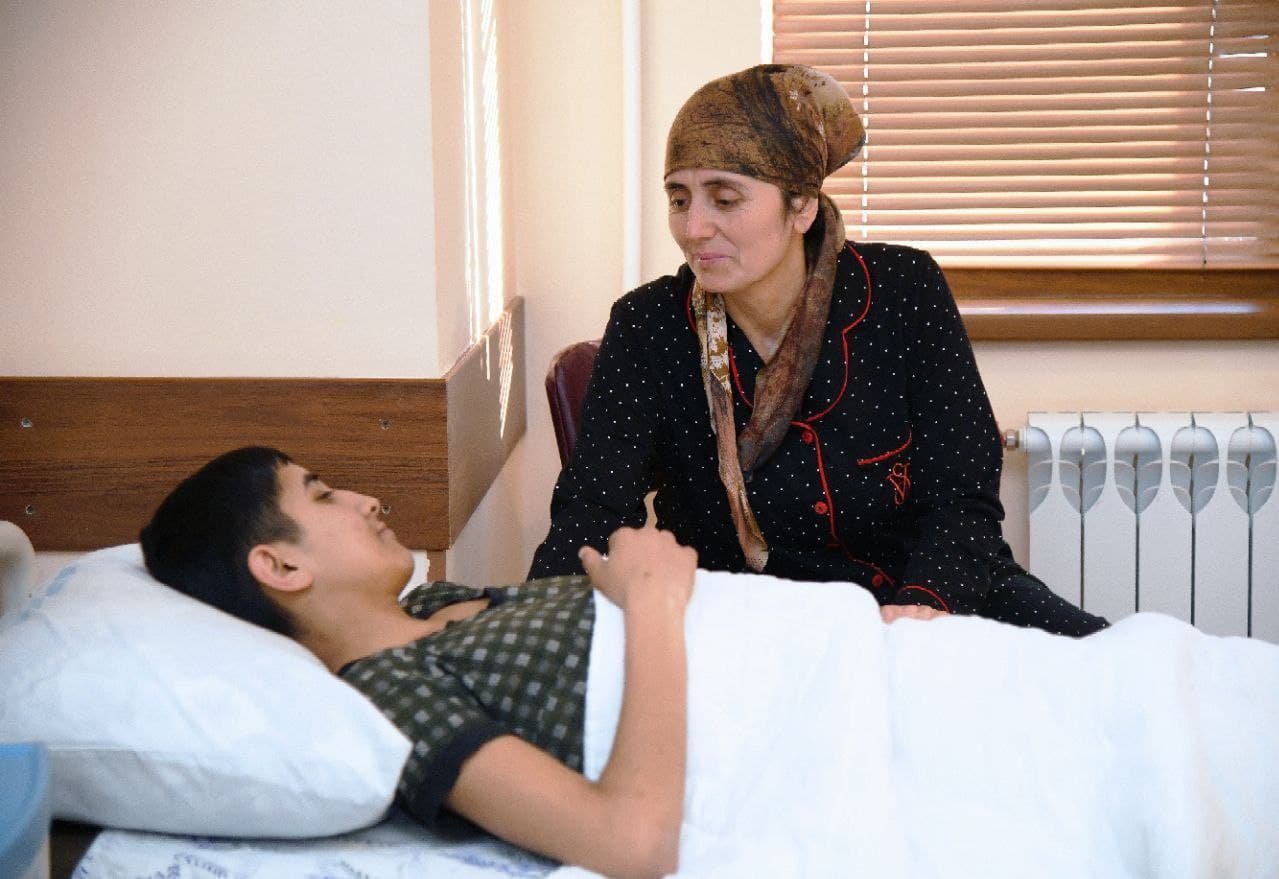 В Узбекистане провели сложную 12-часовую операцию по пересадке печени пациенту с редким наследственным заболеванием