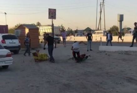 Жители Самарканда прилюдно избили двух женщин — видео
