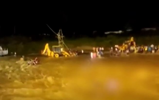 В Индии наводнение смыло религиозную церемонию, погибли восемь человек — видео