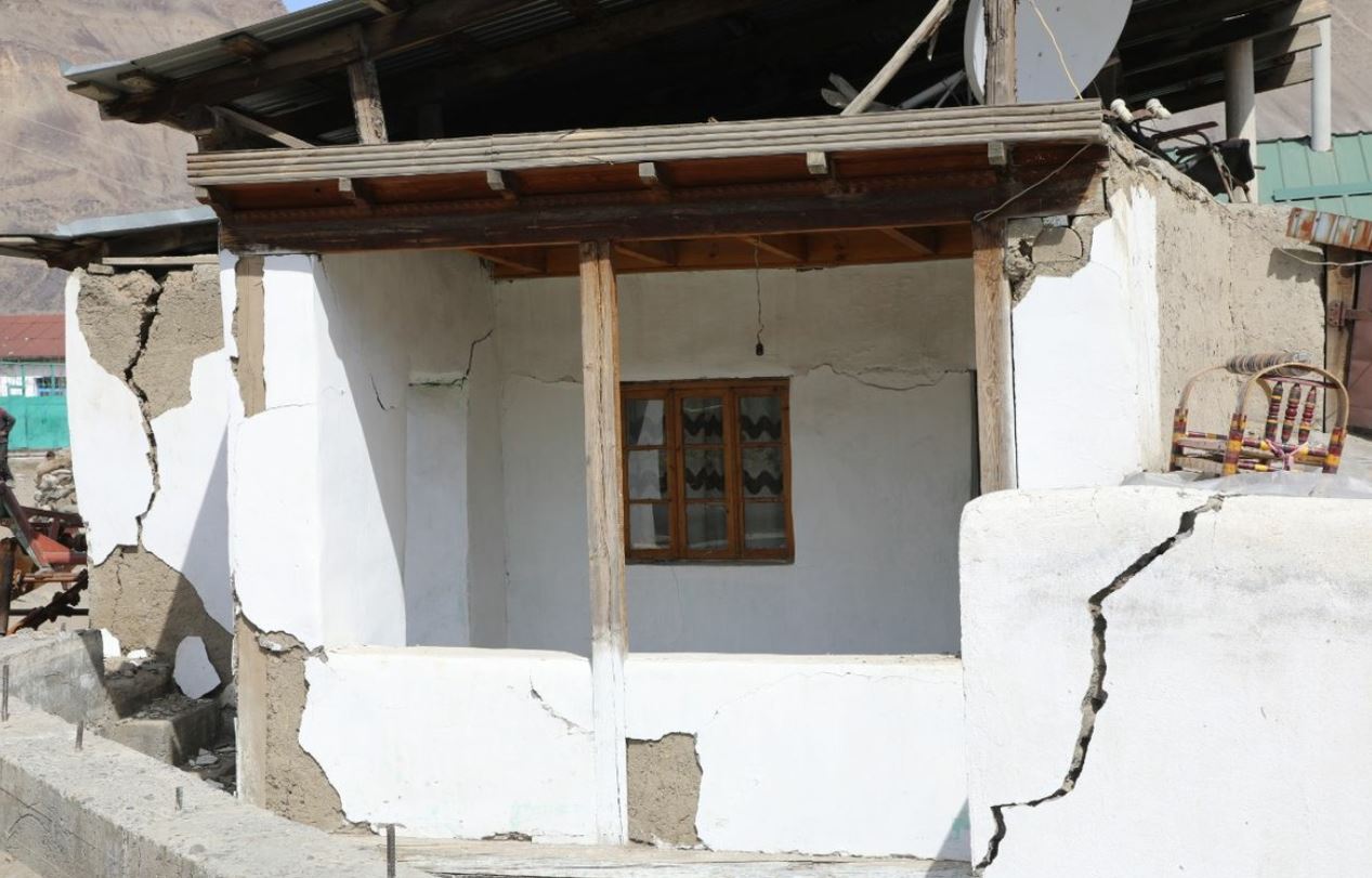 При землетрясениях в Таджикистане пострадали три человека, повреждены десятки домов