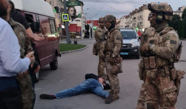 Террорист в Луцке сдался после разговора с Зеленским