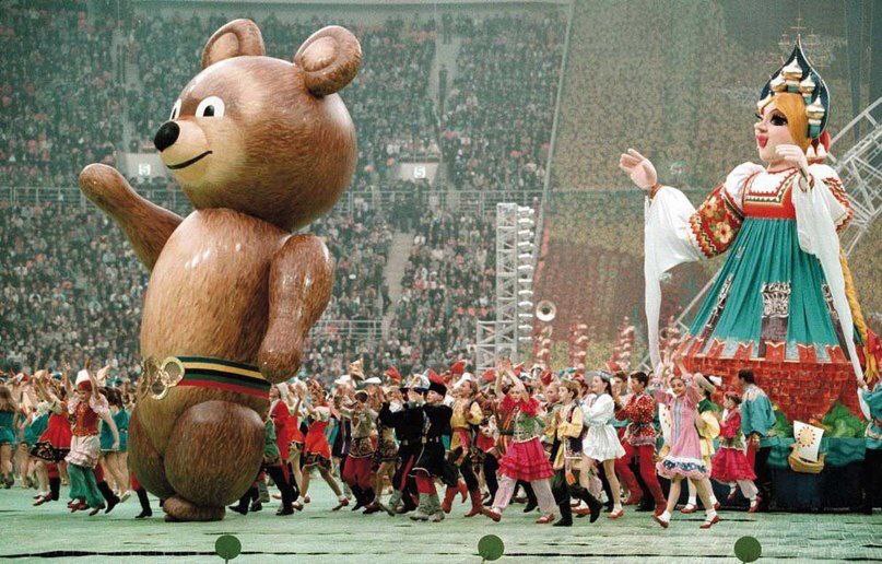 1980-yillarda yozgi Olimpiya o'yinlari va uning yakunlarida o'yin ramzi hamda qo'riqchisi hisoblangan Olimpiya ayig'i<br>