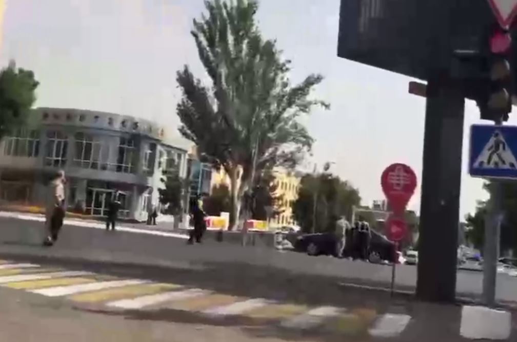 В Ташкенте правоохранители открыли стрельбу на трассе за секунды до проезда кортежа (видео)
