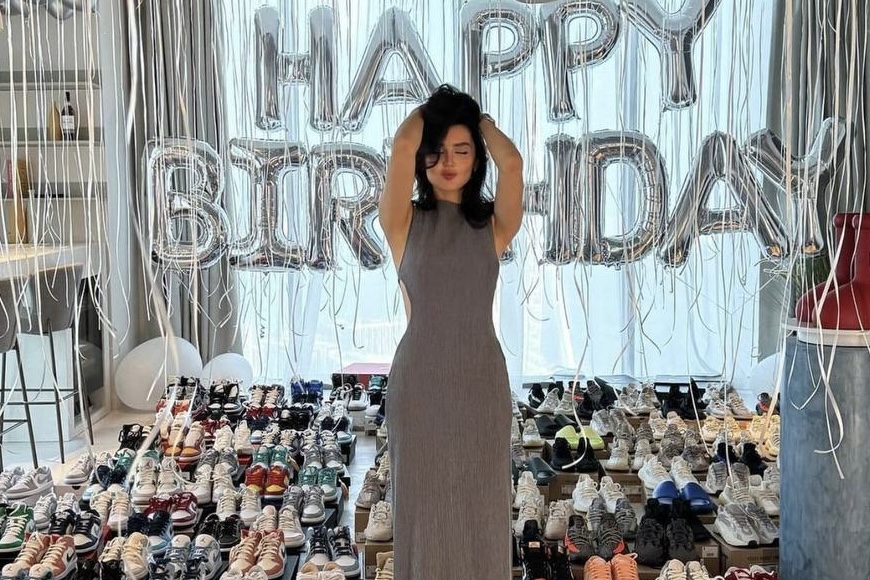 «120 пар кроссовок»: возлюбленный Дины Саевой удивил ее необычным подарком
