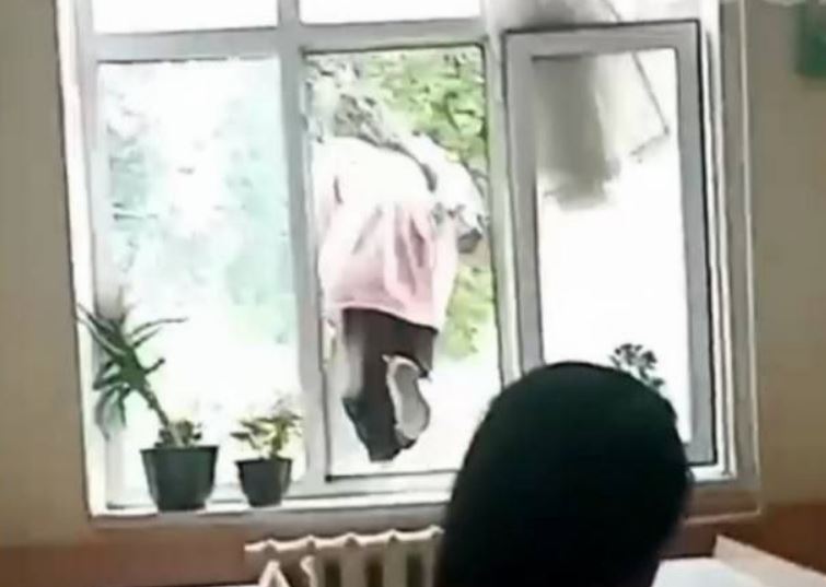 В Фергане восьмиклассница выпрыгнула из окна после ссоры с учителем — видео