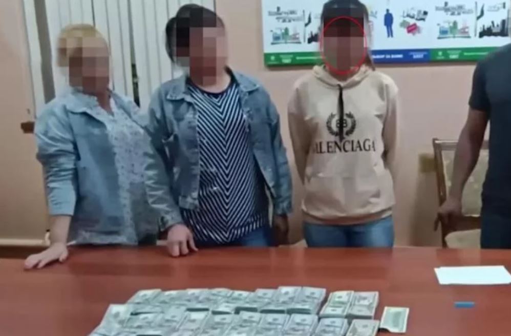 В Бекабаде две женщины пытались вывезти в Таджикистан $356 тысяч