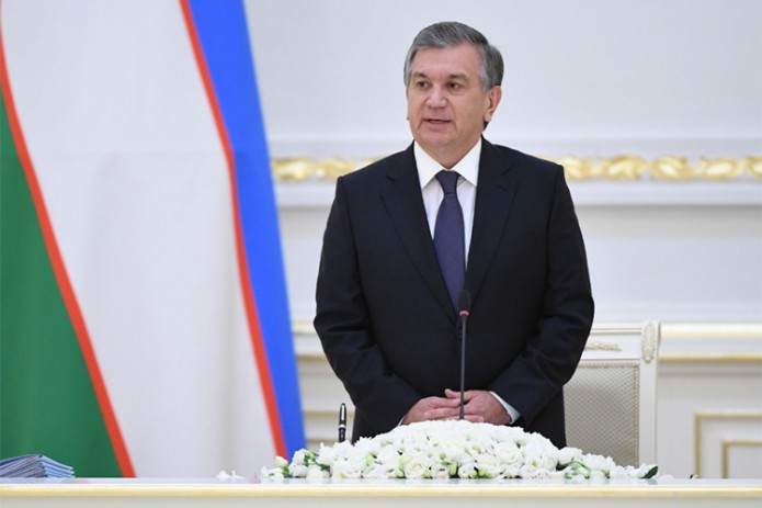 Президент поздравил узбекистанцев с Днем Конституции
