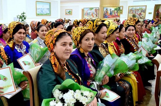 Туркменистанкам подарят на восьмое марта по два доллара от президента