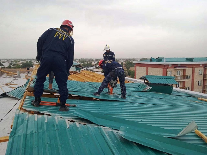 Сильный ветер в Навои и Джизаке снес кровли жилых домов