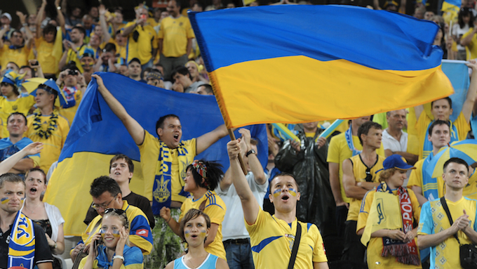 Украинские фанаты избили болельщика с российским флагом на матче Евро-2020 (видео)