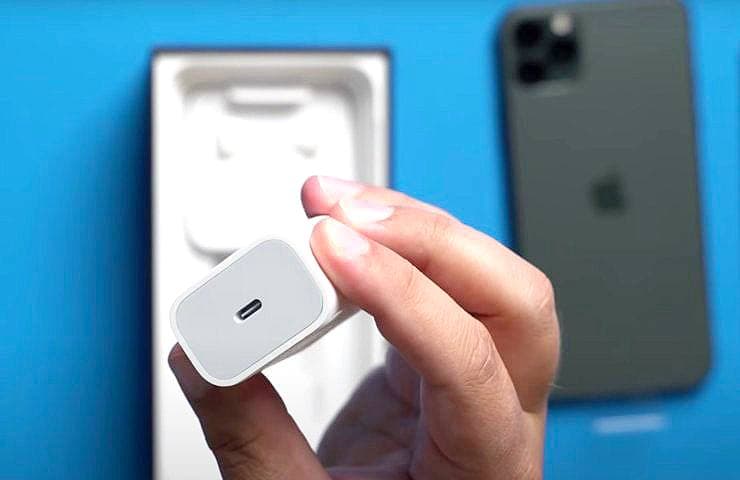 Компанию Apple снова оштрафуют за продажу смартфонов без зарядки
