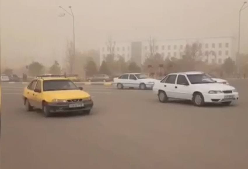 Некоторые области Узбекистана снова накрыло пыльной бурей 