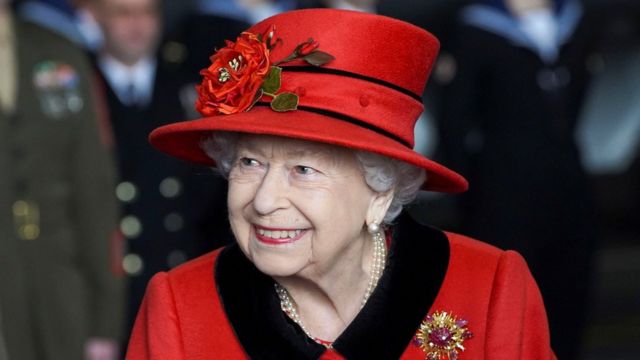 Королева Елизавета II выпустила парфюм, но он оказался не для людей 
