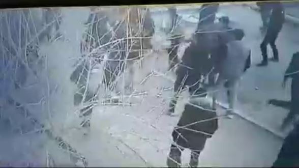 В Карши школьники перелезли через ворота и устроили массовую драку — видео