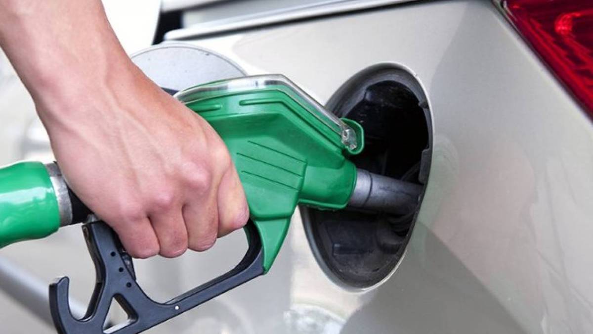 Три причины, из-за которых не следует доверять заправщикам заливать бензин в ваш бензобак