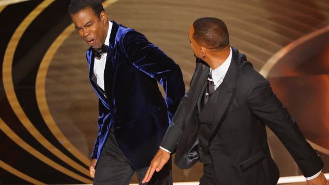 Уилл Смит ударил ведущего «Оскара» во время церемонии за шутку про жену – видео 