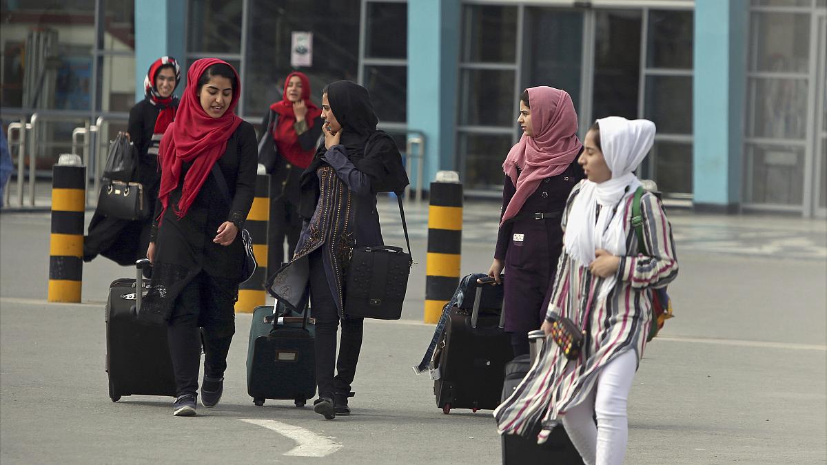 Талибы запретили женщинам летать на самолете без мужчин