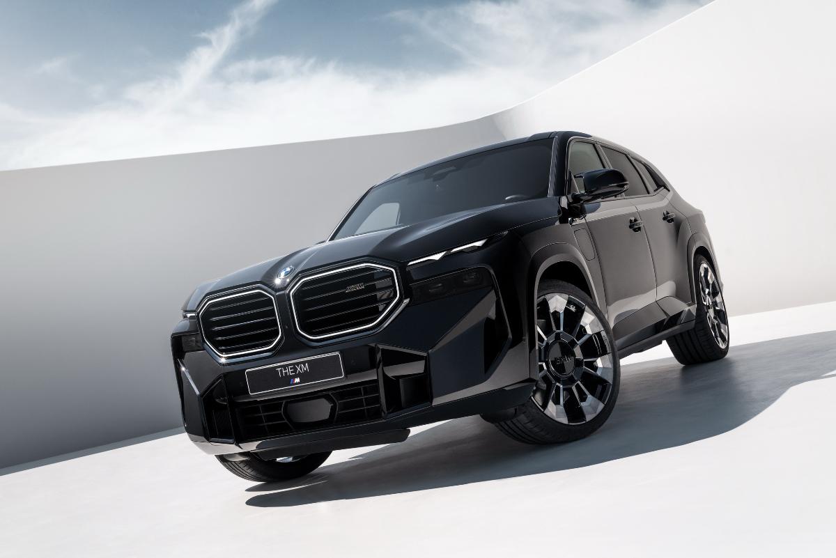 BMW официально презентовал кроссовер XM 2023 года