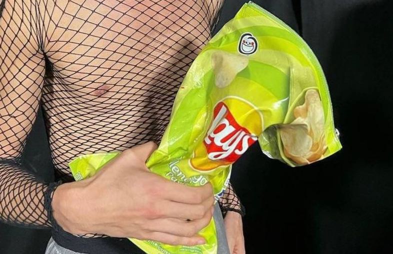 Balenciaga выпустила сумку в виде пачки чипсов – фото