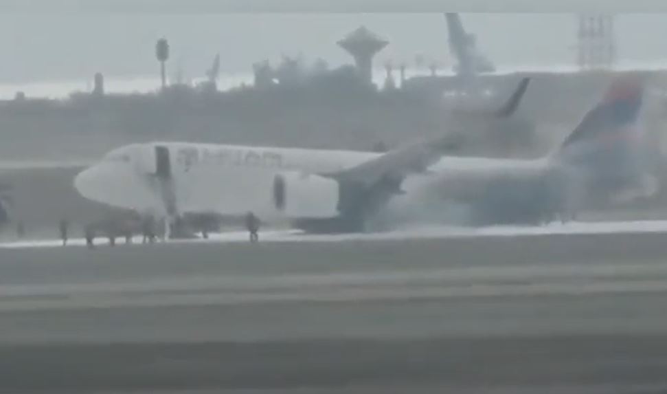 В Перу пассажирский самолет столкнулся с пожарной машиной, есть погибшие — видео