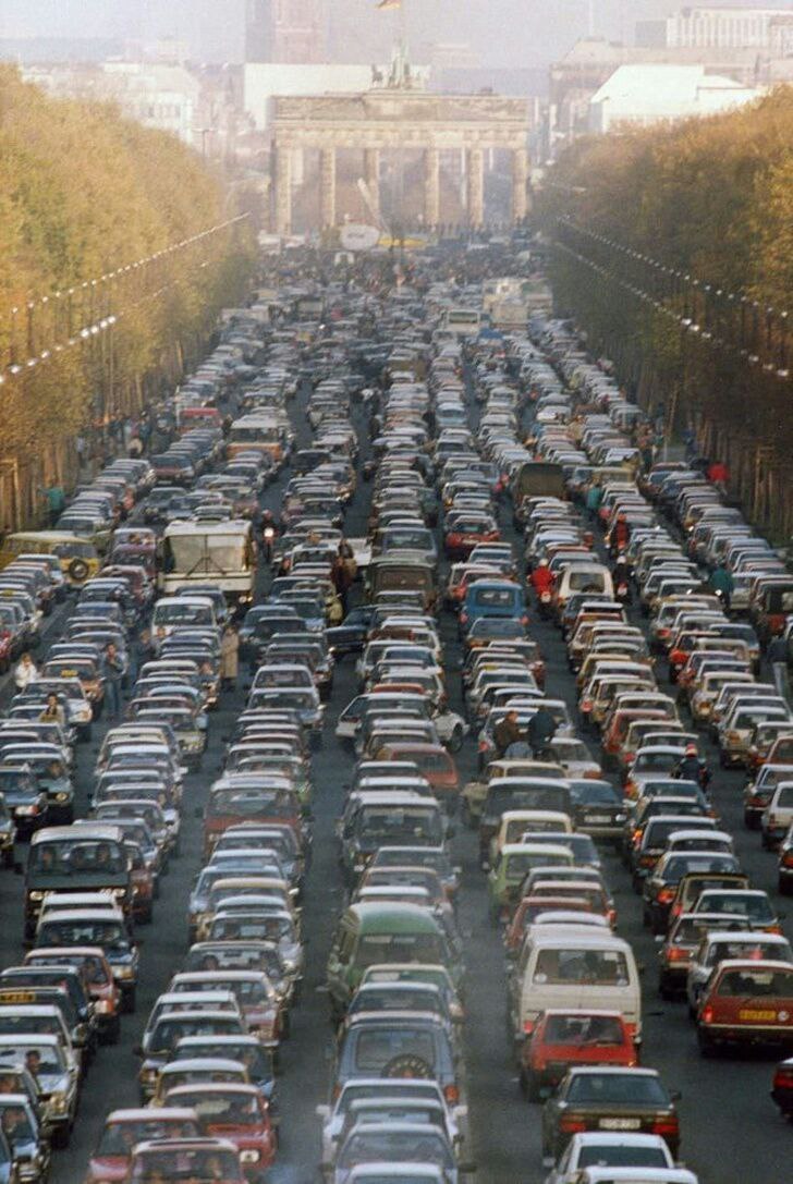 Berlindagi tirbandliklar. Berlin devori qulaganidan so'ng shahar sharqidagi nemislar g'arbiy tomonga harakati. 1989-yil<br>