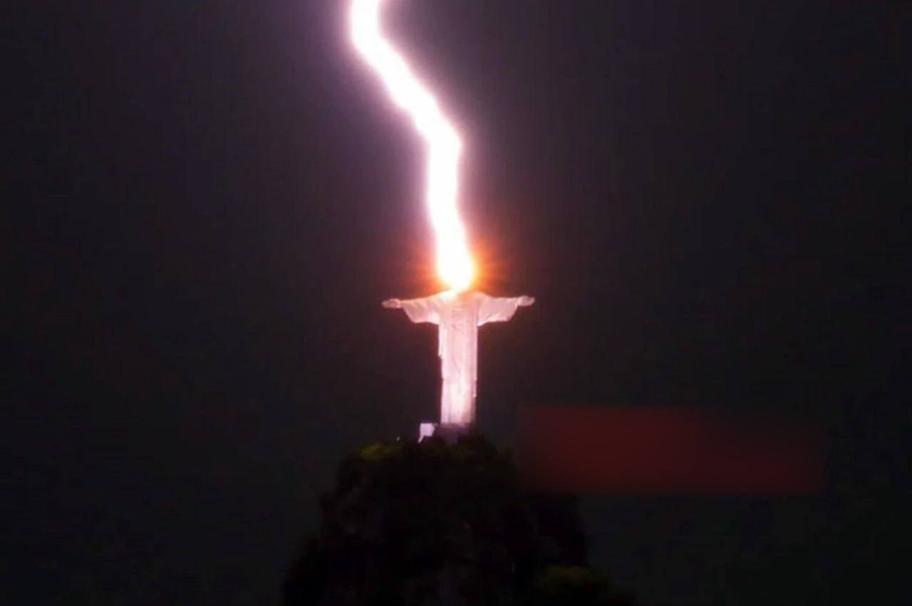 В Бразилии молния ударила в статую Иисуса Христа