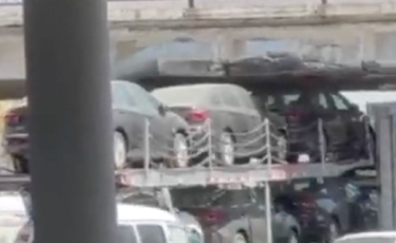 В Ташкенте под мостом «Рисового» базара застрял автовоз с новенькими Chevrolet Monza