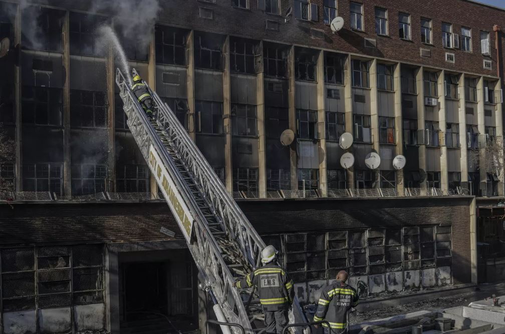 В ЮАР загорелась заброшенная многоэтажка, погибли более 70 человек (видео)
