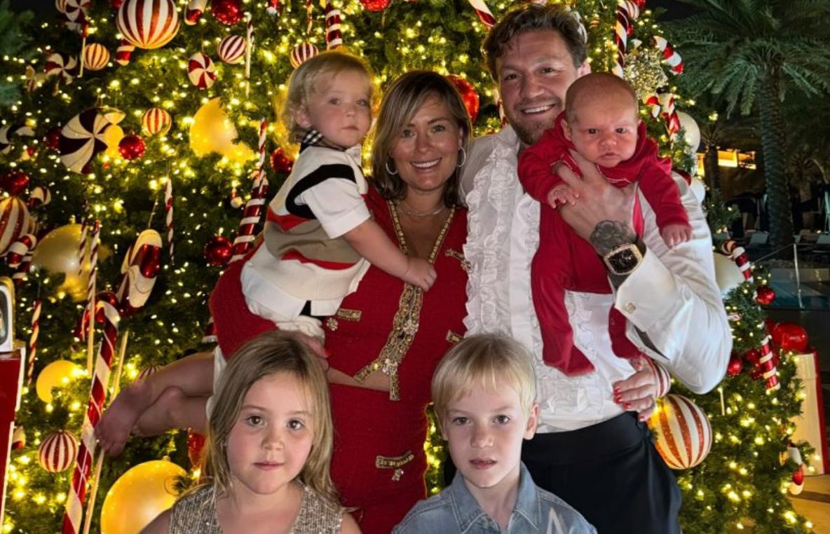 Конор Макгрегор празднует Рождество со всей семьей