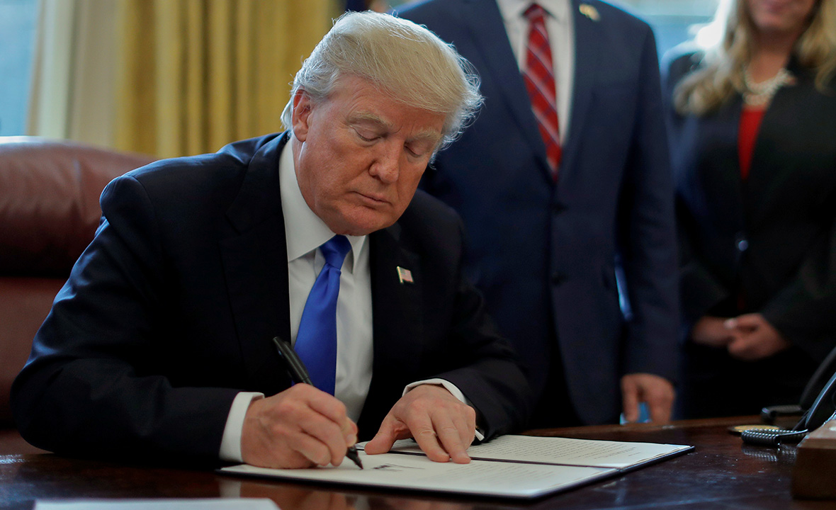 Трамп на год продлил санкции против России