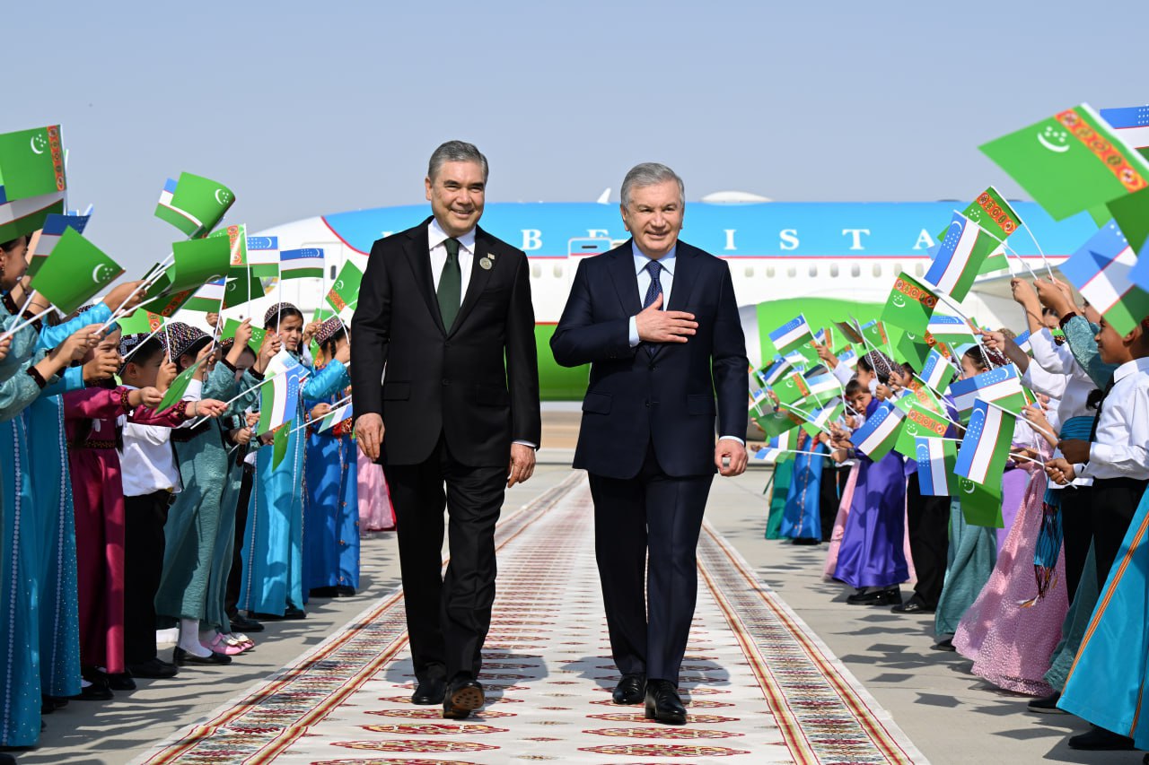 Как Шавката Мирзиёева встретили в Туркменистане