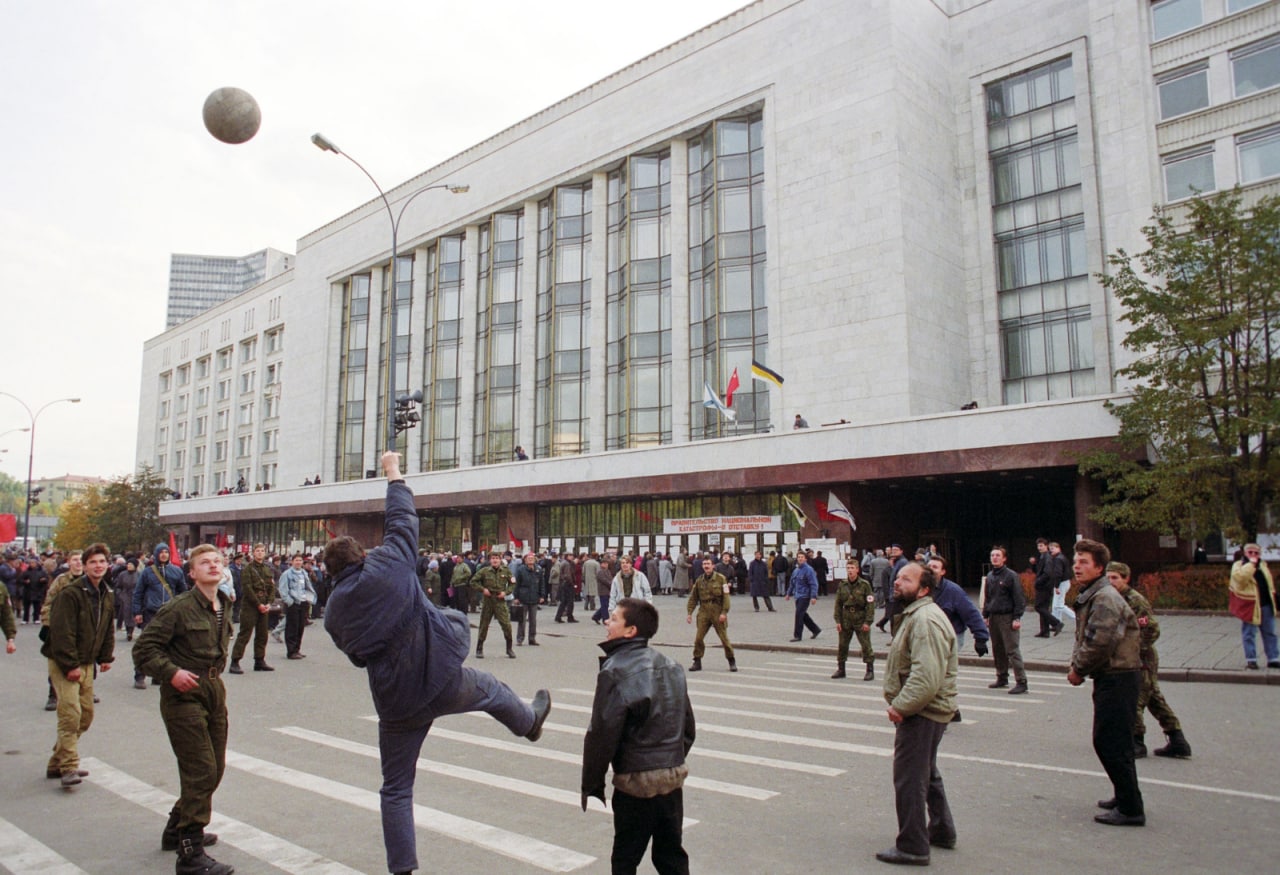 Oq uy oldida voleybol o'ynayotgan olamon. 1993-yil 26-sentyabr<br>