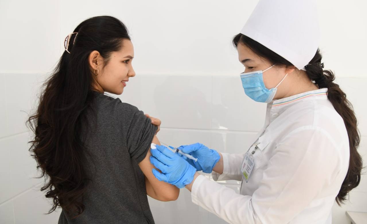 В Узбекистане ровно год назад началась вакцинация от коронавируса – статистика