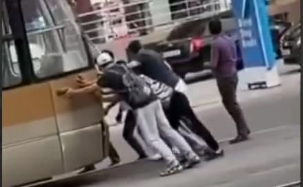 Самаркандцы толкали застрявший на перекрестке трамвай