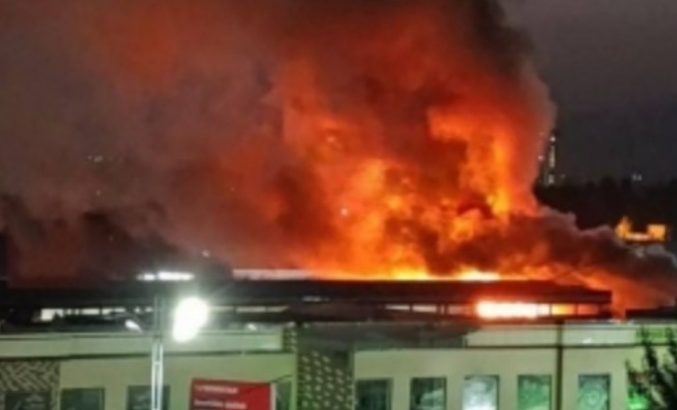 В Шахрисабзе произошел крупный пожар в магазинах
